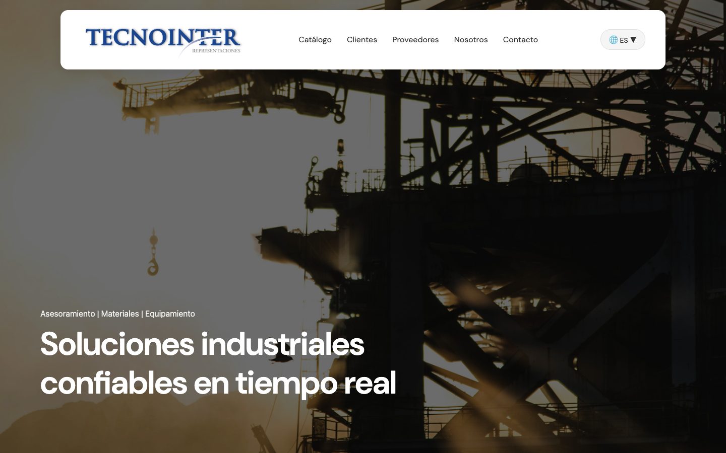 Portada de tecnointer.com.ar en el navegador: «Soluciones industriales confiables en tiempo real» sobre una foto de una planta, con el menú en una barra blanca